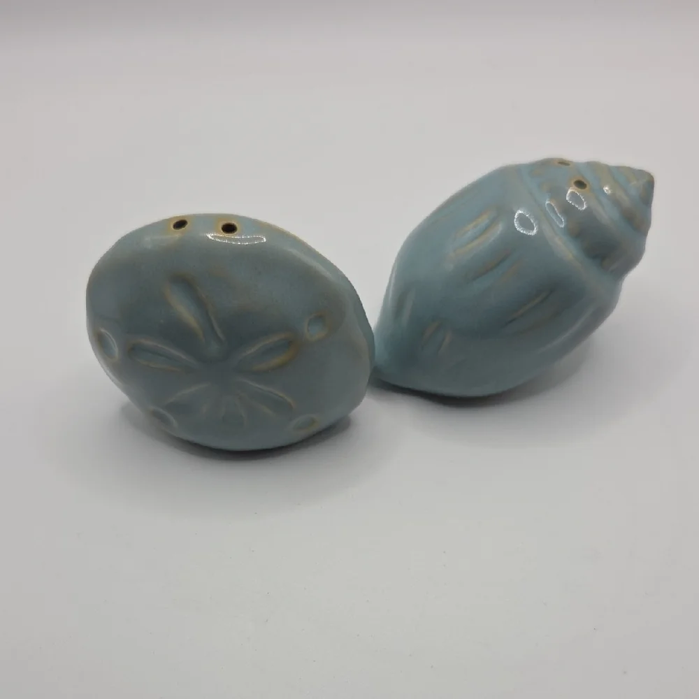 Salt And Pepper Shakers. Seashells Blue